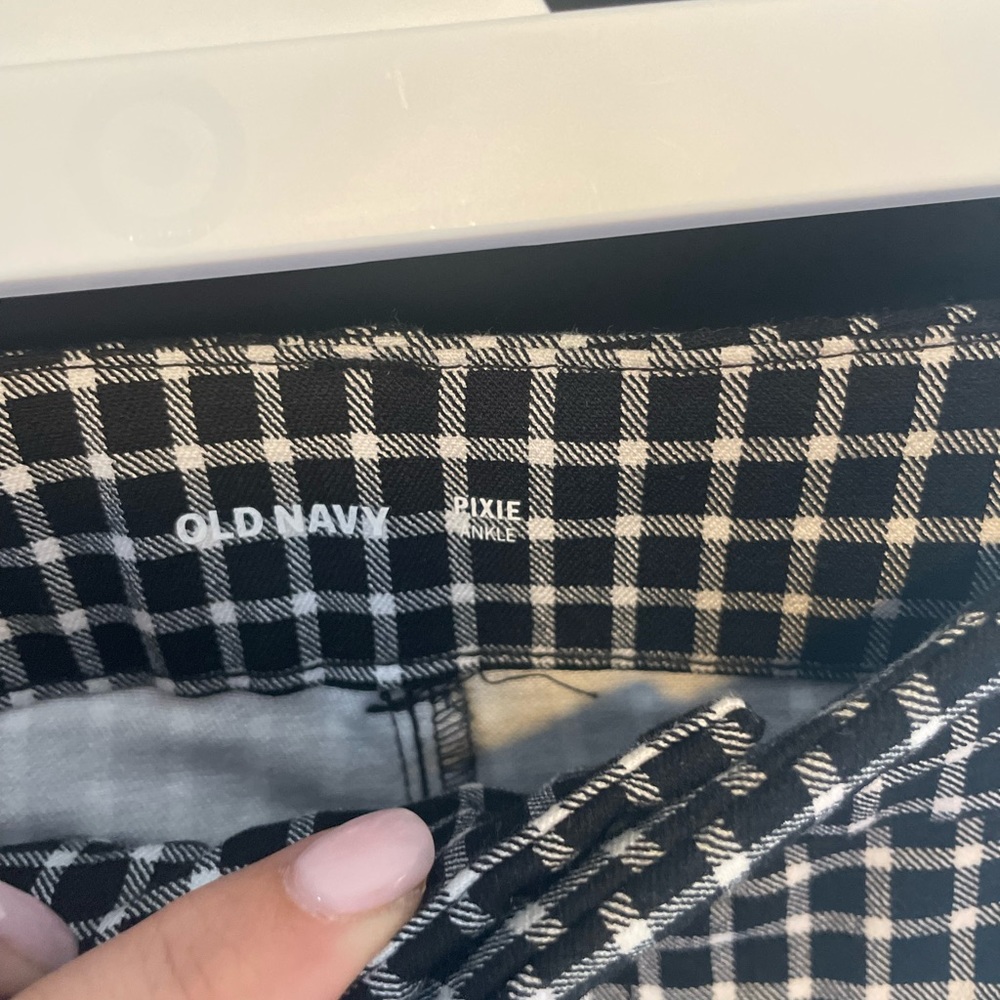 Old Navy multi color back and white checkered pixi pant. Ankle length.